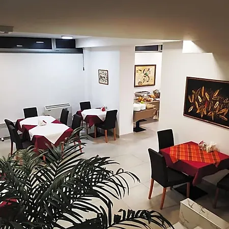 Slavija מלון 3*